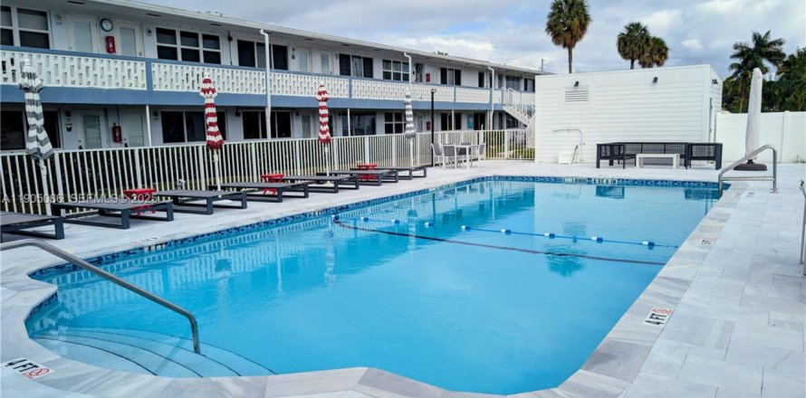 Кондоминиум с 1 спальней в Халландейл-Бич, Флорида № 2053613