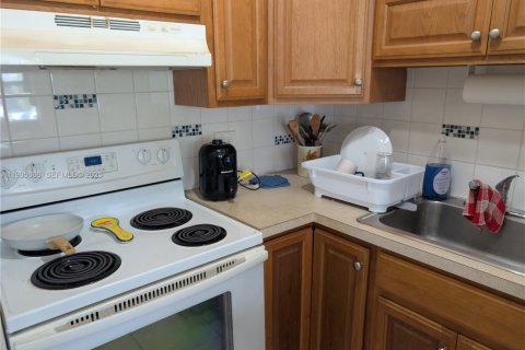 Купить кондоминиум в Халландейл-Бич, Флорида 1 спальня, 55.74м2, № 2053613 - фото 12