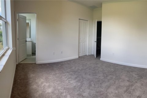 Townhouse in Homestead, Florida 3 bedrooms, 143.53 sq.m. № 1989999 - photo 12