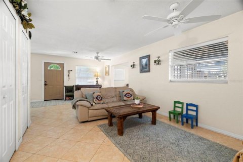 House in Tampa, Florida 4 bedrooms, 139.07 sq.m. № 1639722 - photo 8