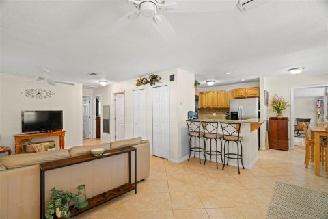 House in Tampa, Florida 4 bedrooms, 139.07 sq.m. № 1639722 - photo 2