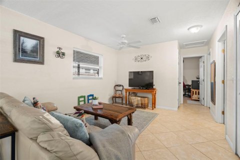 House in Tampa, Florida 4 bedrooms, 139.07 sq.m. № 1639722 - photo 7