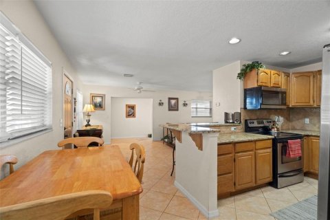 House in Tampa, Florida 4 bedrooms, 139.07 sq.m. № 1639722 - photo 3