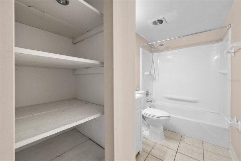 Condo in Gainesville, Florida, 1 bedroom № 2213483 - photo 17