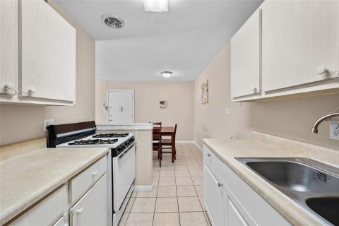 Condo in Gainesville, Florida, 1 bedroom № 2213483 - photo 13