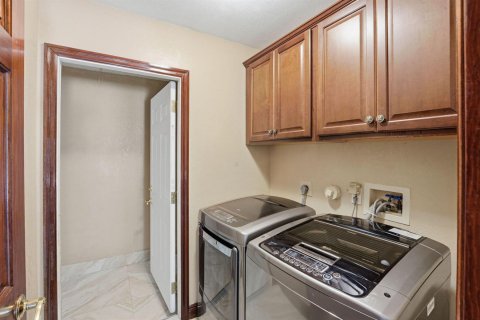 Villa ou maison à vendre à West Palm Beach, Floride: 6 chambres, 226.12 m2 № 2147273 - photo 10