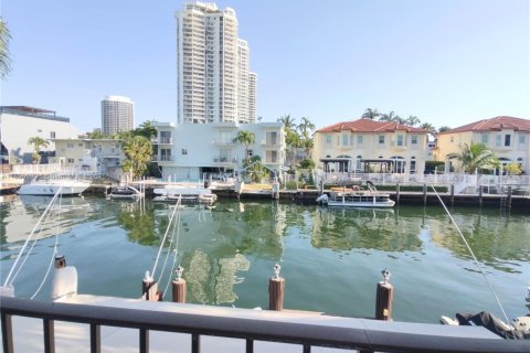 Adosado en alquiler en North Miami Beach, Florida, 2 dormitorios, 152.36 m2 № 1742360 - foto 26