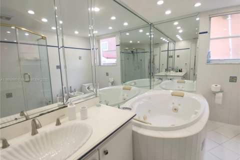 Adosado en alquiler en North Miami Beach, Florida, 2 dormitorios, 152.36 m2 № 1742360 - foto 17