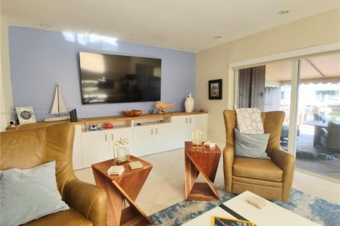 Townhouse in North Miami Beach, Florida 2 bedrooms, 152.36 sq.m. № 1742360 - photo 4