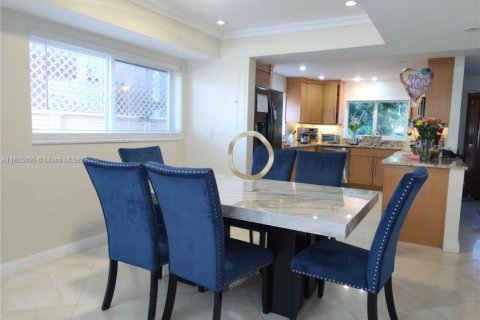 Townhouse in North Miami Beach, Florida 2 bedrooms, 152.36 sq.m. № 1742360 - photo 6