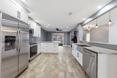 Touwnhouse à vendre à Tamarac, Floride: 3 chambres, 186.18 m2 № 2066134 - photo 10