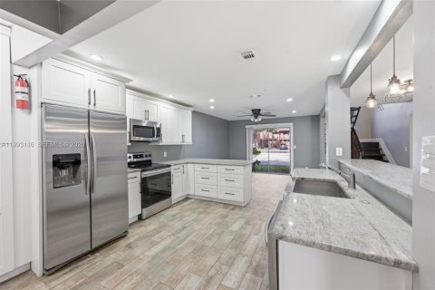 Touwnhouse à vendre à Tamarac, Floride: 3 chambres, 186.18 m2 № 2066134 - photo 11