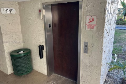 Copropriété à louer à Pinecrest, Floride: 2 chambres, 91.23 m2 № 1999423 - photo 11