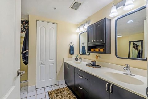 Condo in Daytona Beach Shores, Florida, 2 bedrooms  № 2339204 - photo 19