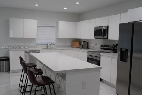House in Florida City, Florida 4 bedrooms № 2395219 - photo 3
