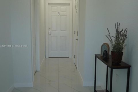 House in Florida City, Florida 4 bedrooms № 2395219 - photo 2