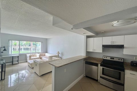 Condominio en alquiler en Pompano Beach, Florida, 1 dormitorio, 65.03 m2 № 1770520 - foto 1