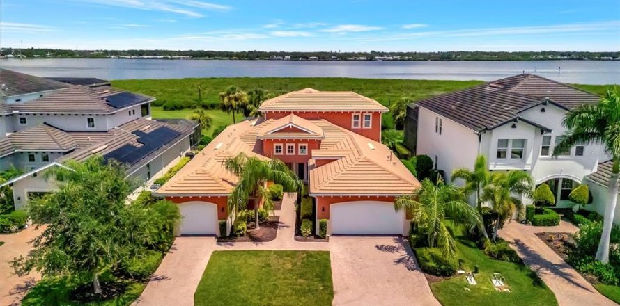 House in Bradenton, Florida 3 bedrooms, 319.68 sq.m. № 1854694