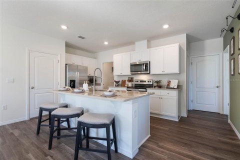House in Tavares, Florida 5 bedrooms, 227.33 sq.m. № 1902110 - photo 9
