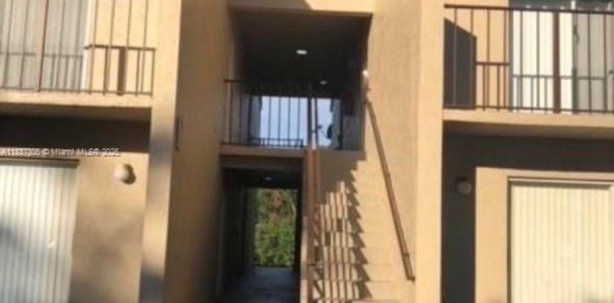 Condominio en West Palm Beach, Florida, 2 dormitorios  № 1939754