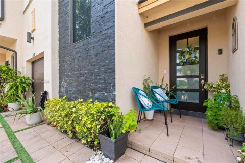 Adosado en venta en Miami Lakes, Florida, 3 dormitorios, 147.53 m2 № 2013735 - foto 2