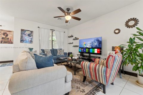 Adosado en venta en Miami Lakes, Florida, 3 dormitorios, 147.53 m2 № 2013735 - foto 10