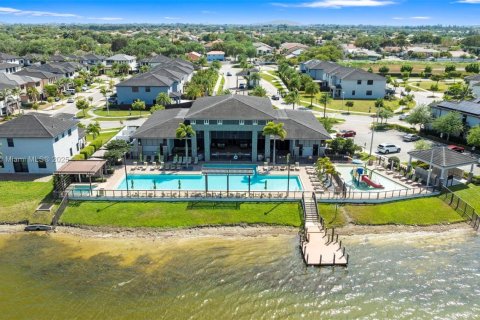 Adosado en venta en Miami Lakes, Florida, 3 dormitorios, 147.53 m2 № 2013735 - foto 3