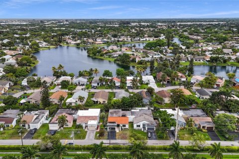 Villa ou maison à vendre à Sunrise, Floride: 3 chambres, 176.61 m2 № 2146491 - photo 2