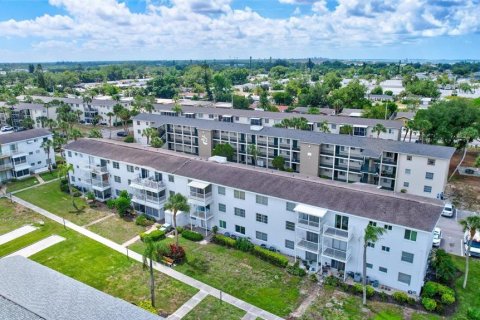 Condo in Bradenton, Florida, 2 bedrooms № 2111352 - photo 30