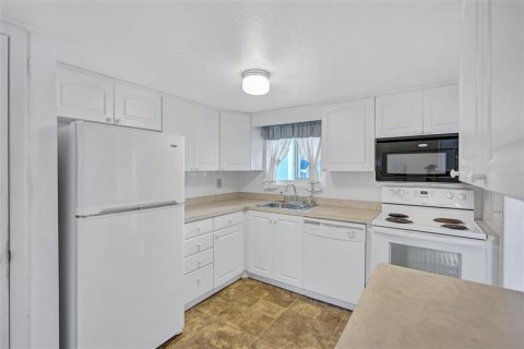 Condo in Bradenton, Florida, 2 bedrooms № 2111352 - photo 9