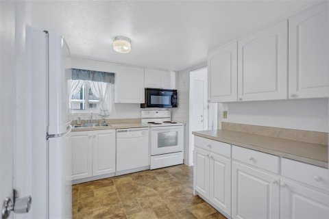Condo in Bradenton, Florida, 2 bedrooms № 2111352 - photo 11