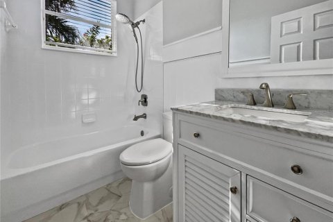 House in Sarasota, Florida 2 bedrooms, 154.96 sq.m. № 1884013 - photo 11