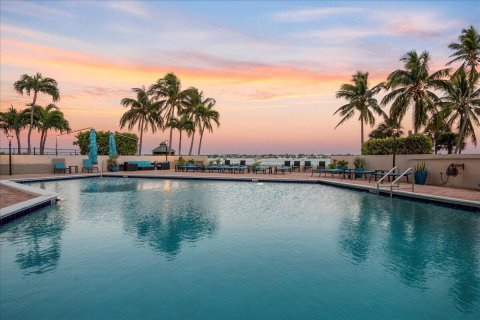 Condo in West Palm Beach, Florida, 2 bedrooms  № 2368481 - photo 12