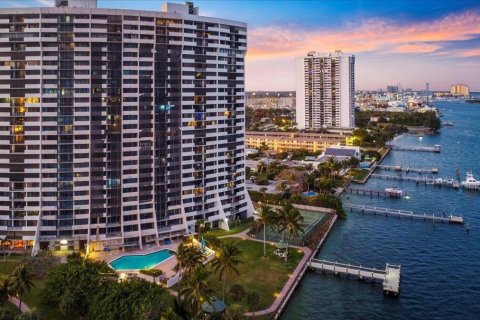 Condo in West Palm Beach, Florida, 2 bedrooms  № 2368481 - photo 17