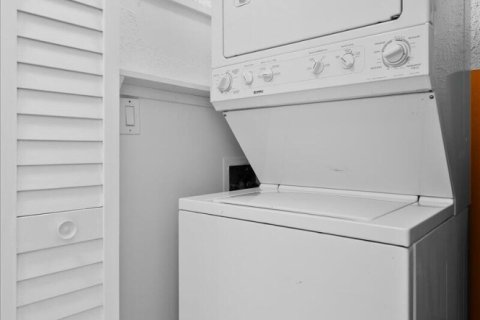 Condo in West Palm Beach, Florida, 2 bedrooms  № 2368481 - photo 11