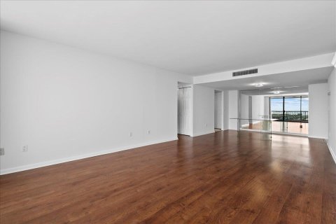 Condo in West Palm Beach, Florida, 2 bedrooms  № 2368481 - photo 19
