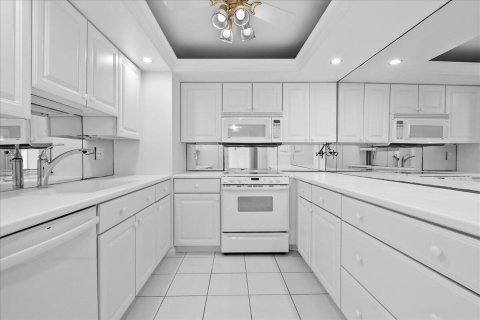 Condo in West Palm Beach, Florida, 2 bedrooms  № 2368481 - photo 8