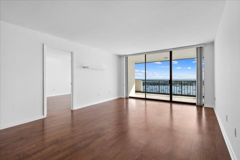 Condo in West Palm Beach, Florida, 2 bedrooms  № 2368481 - photo 6