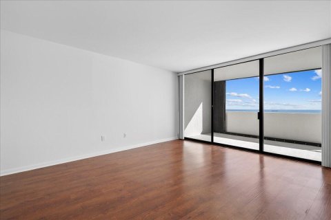 Condo in West Palm Beach, Florida, 2 bedrooms  № 2368481 - photo 5