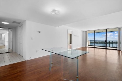 Condo in West Palm Beach, Florida, 2 bedrooms  № 2368481 - photo 18