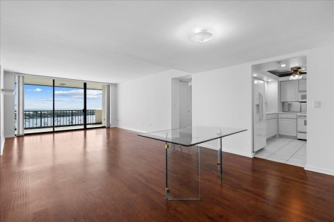 Condo in West Palm Beach, Florida, 2 bedrooms  № 2368481 - photo 4