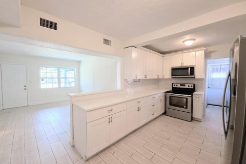 Villa ou maison à louer à Fort Lauderdale, Floride: 2 chambres, 114.36 m2 № 2439276 - photo 3