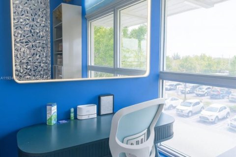 Commercial property in Doral, Florida № 2039048 - photo 5