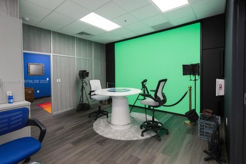 Commercial property in Doral, Florida № 2039048 - photo 2