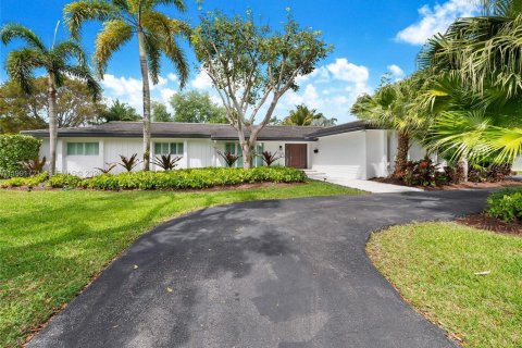 House in Pinecrest, Florida 5 bedrooms, 259.1 sq.m. № 2060670