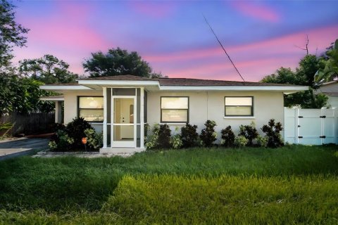 House in Clearwater, Florida 2 bedrooms, 91.04 sq.m. № 1912219 - photo 1