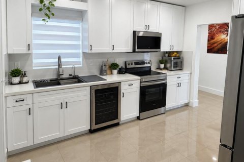 Casa en venta en Miami, Florida, 3 dormitorios, 103.12 m2 № 2352524 - foto 10