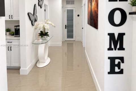 Casa en venta en Miami, Florida, 3 dormitorios, 103.12 m2 № 2352524 - foto 2