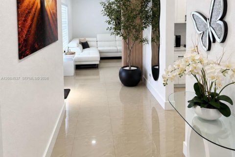 Casa en venta en Miami, Florida, 3 dormitorios, 103.12 m2 № 2352524 - foto 3