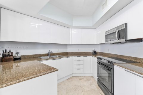 Condo in Sunny Isles Beach, Florida, 2 bedrooms № 1965172 - photo 15